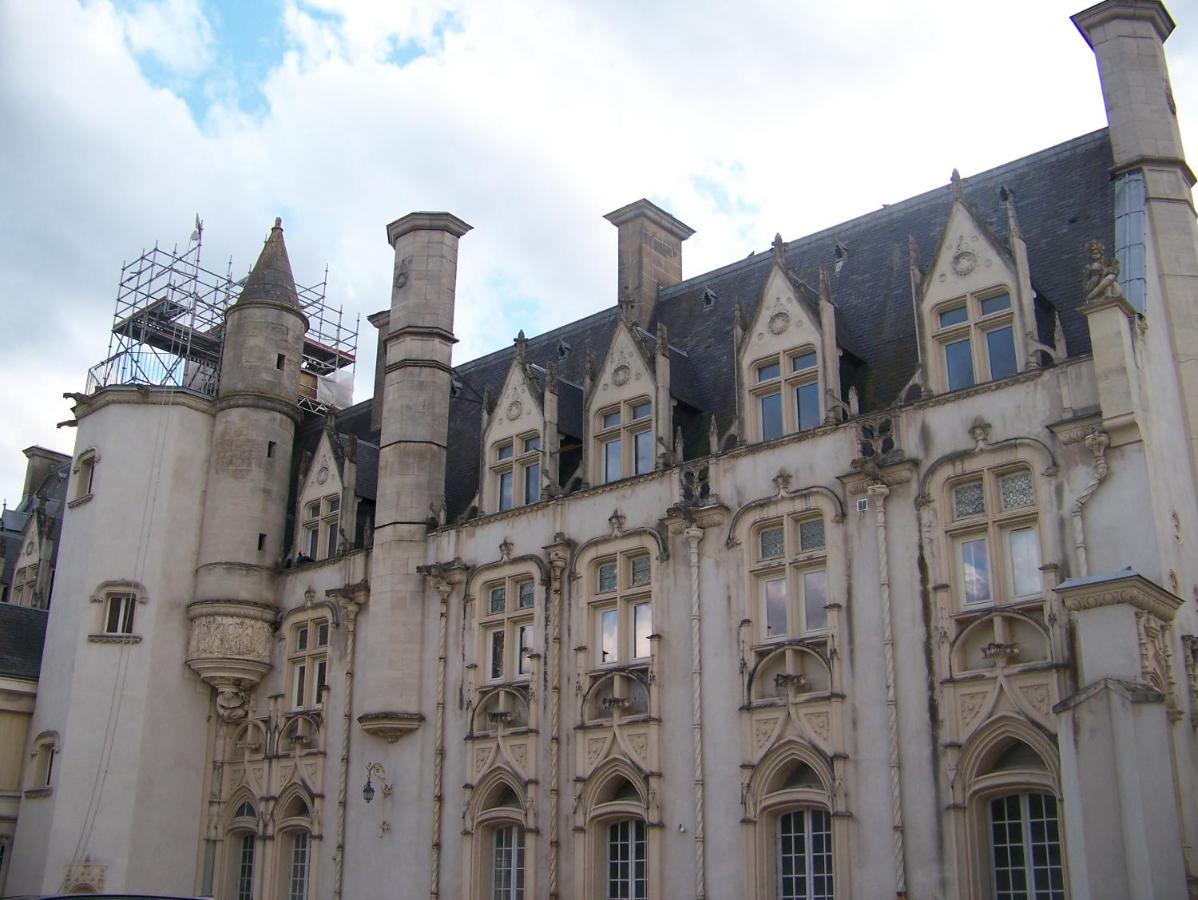 Charmant Studio Au Calme Tout Confort Dans Chateau Neo Gothique Proche Zenith Comet Orleans Parking Voiture Gratuit Wifi Haut Debit Rue Des Montees Екстер'єр фото